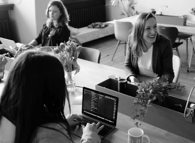 Mobile Image of women in an office